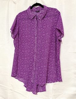 Torrid Size 2 Button Down Short Sleeve Purple & White Polka Dots