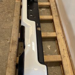 rear bumper 19-23 ram 1500 white perfect condition 10/10. se habla español. 