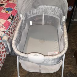Vibrating Winnie The Pooh Unisex Baby Bassinet 