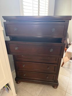 Dark Wood 5-Drawer Dresser / Chest - Excellent Condition
