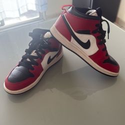 Air Jordan 1 Mid GS Chicago black toe 