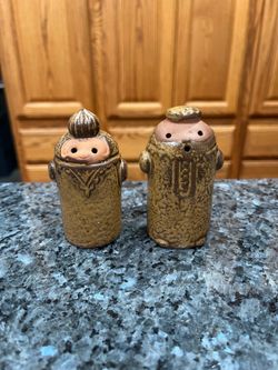 Vintage Stoneware Knobler King and Queen Pair of Salt And Pepper Shakers.  Size approximately 3 inches tall.  Made In Japan.  Preowned never used.