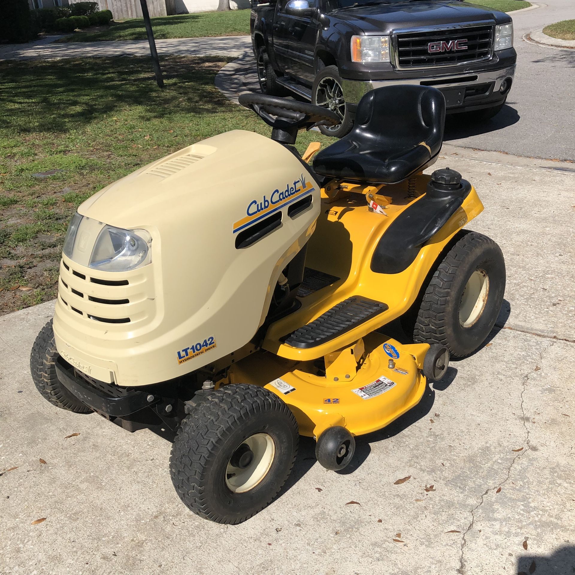 Cub Cadet LT1042 Hydrostatic Drive Lawn tractor mower for Sale