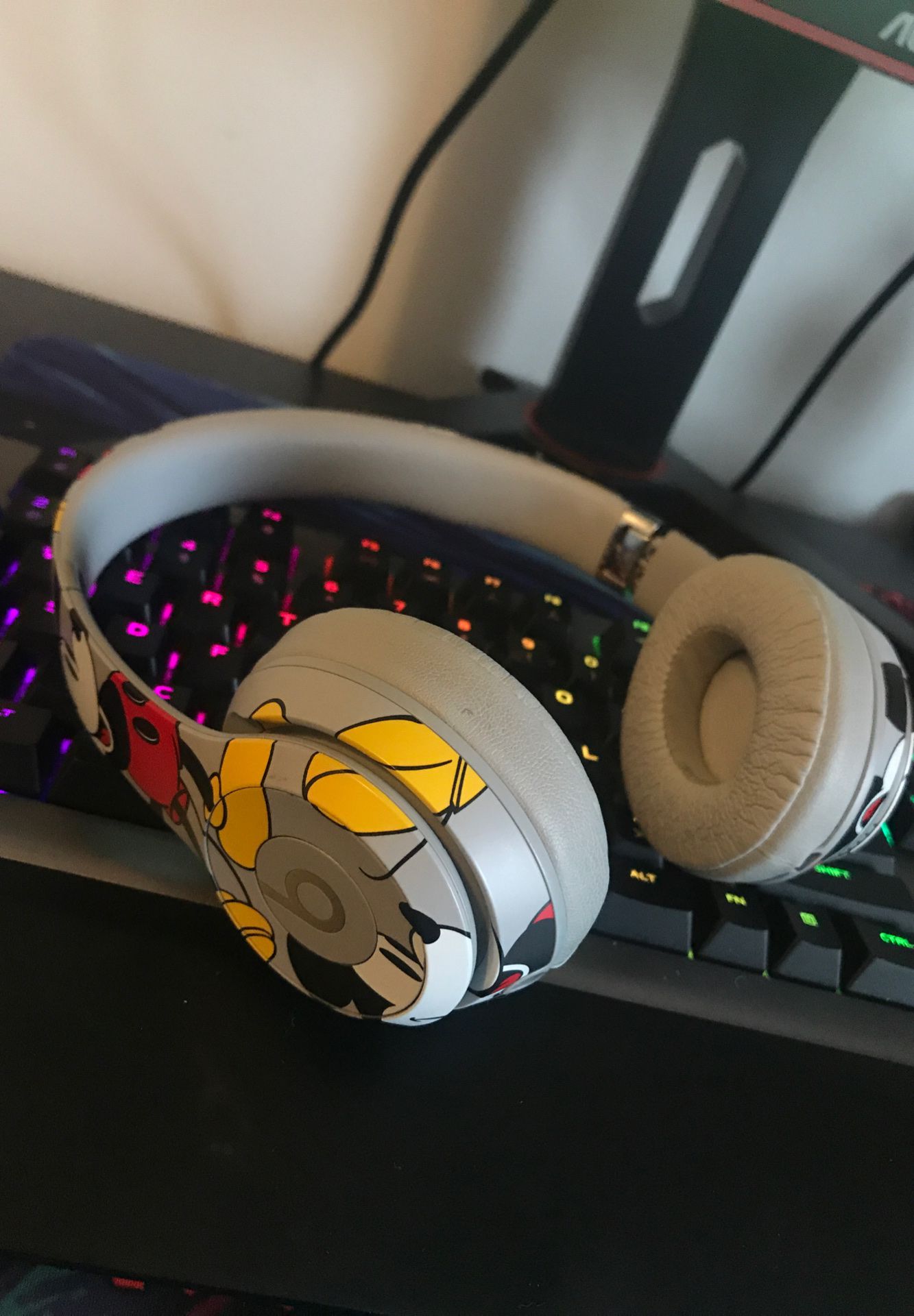 SELLING Beats Solo 3s(Mickey Mouse Exclusive Edition)