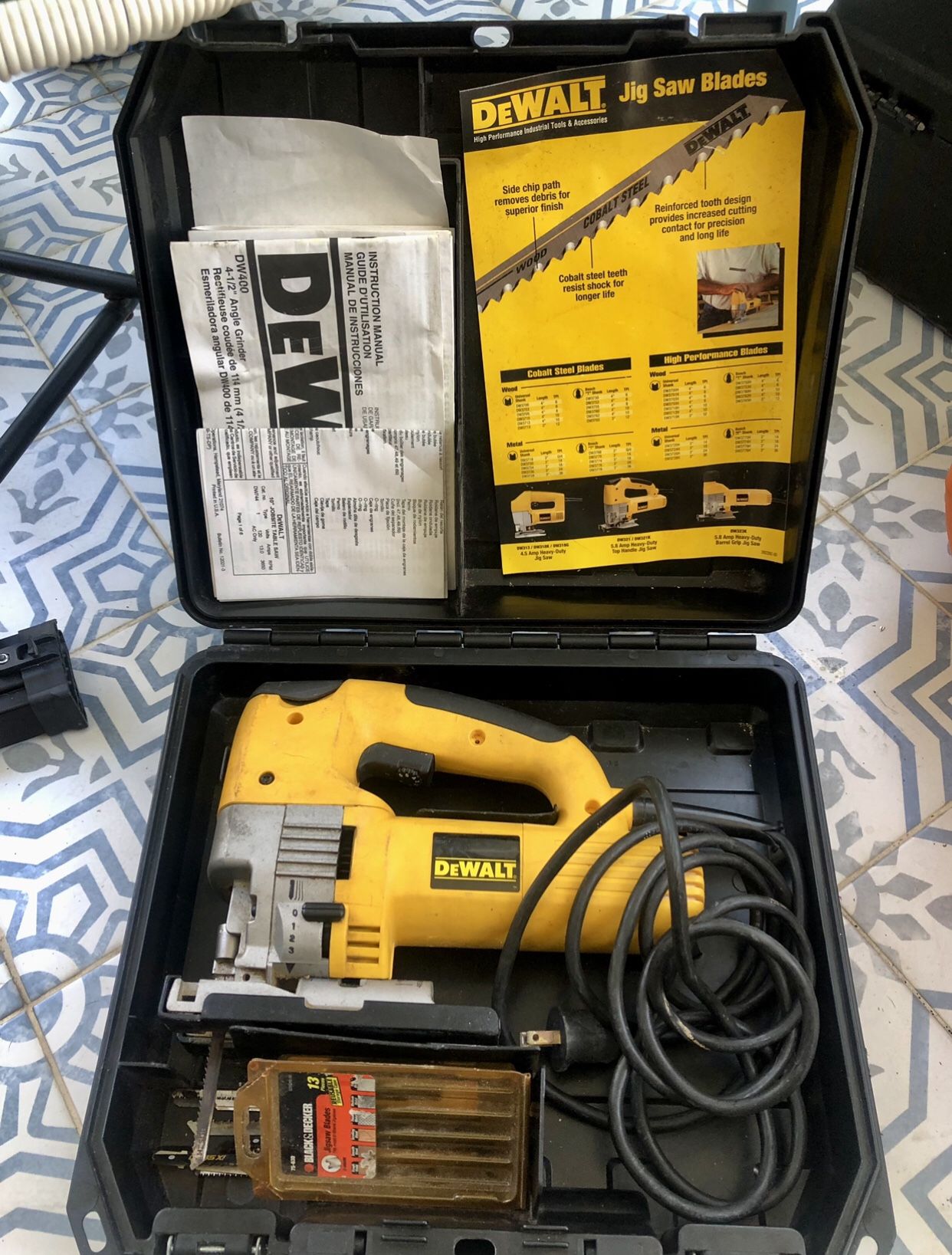 DeWalt Jigsaw DW321K Heavy-Duty Variable Speed jigsaw, Black carrying case, Extra jigsaw blades