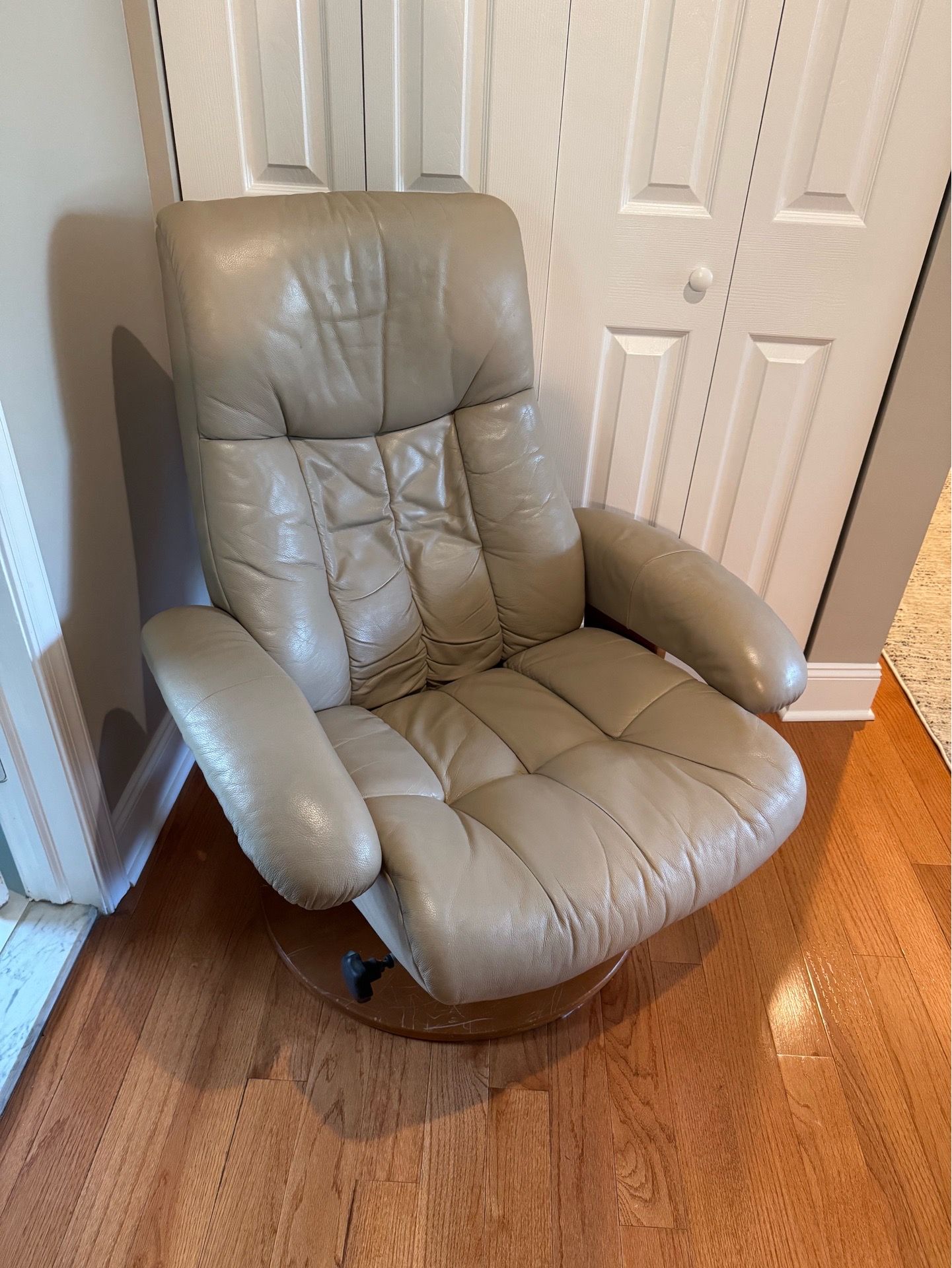 Leather swivel chair with ottoman