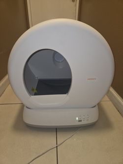 Self cleaning litter box