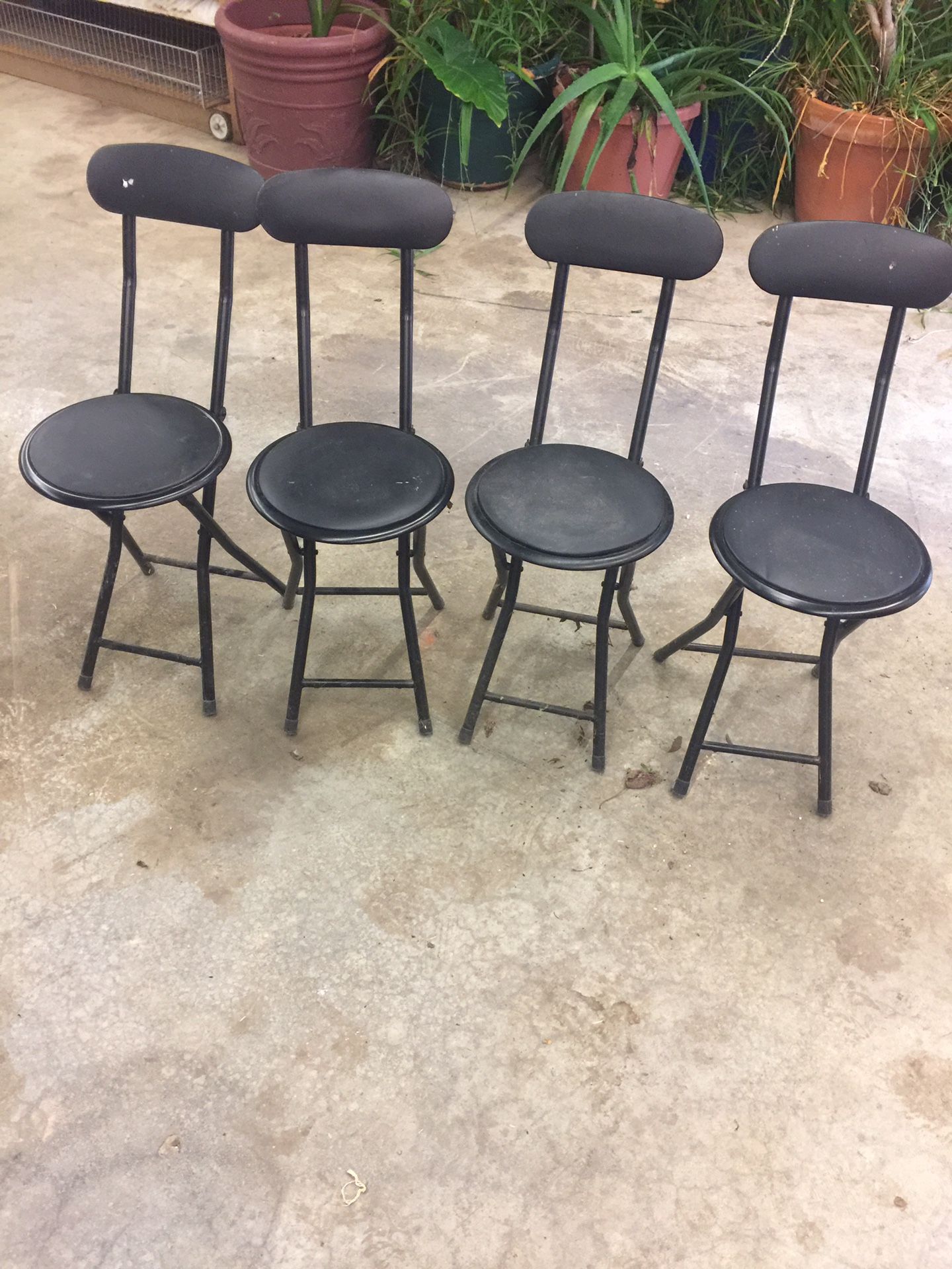 Set of 4 foldable chairs