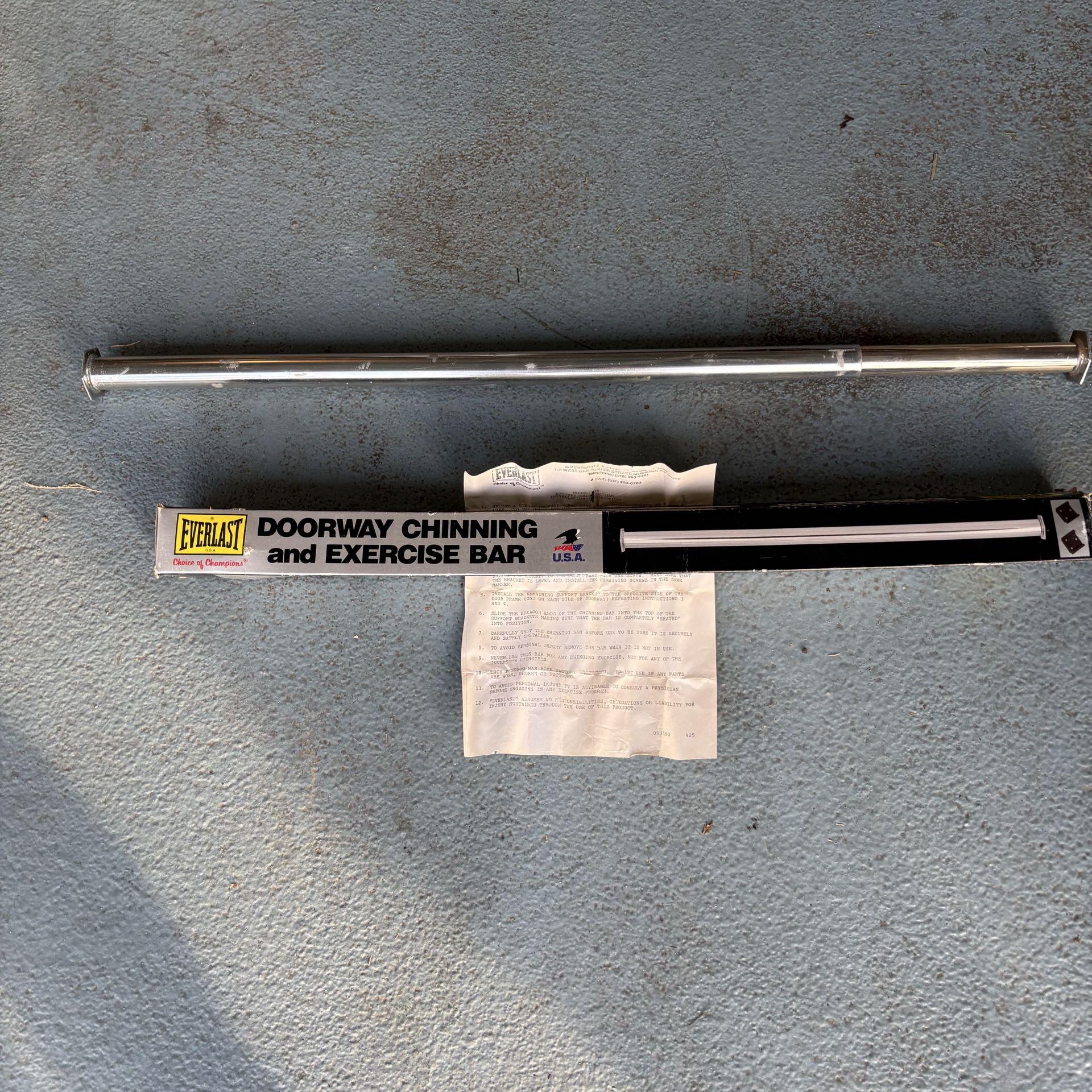 Everlast USA chinning exercise bar