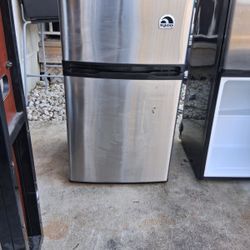 Mini Fridge With Freezer 