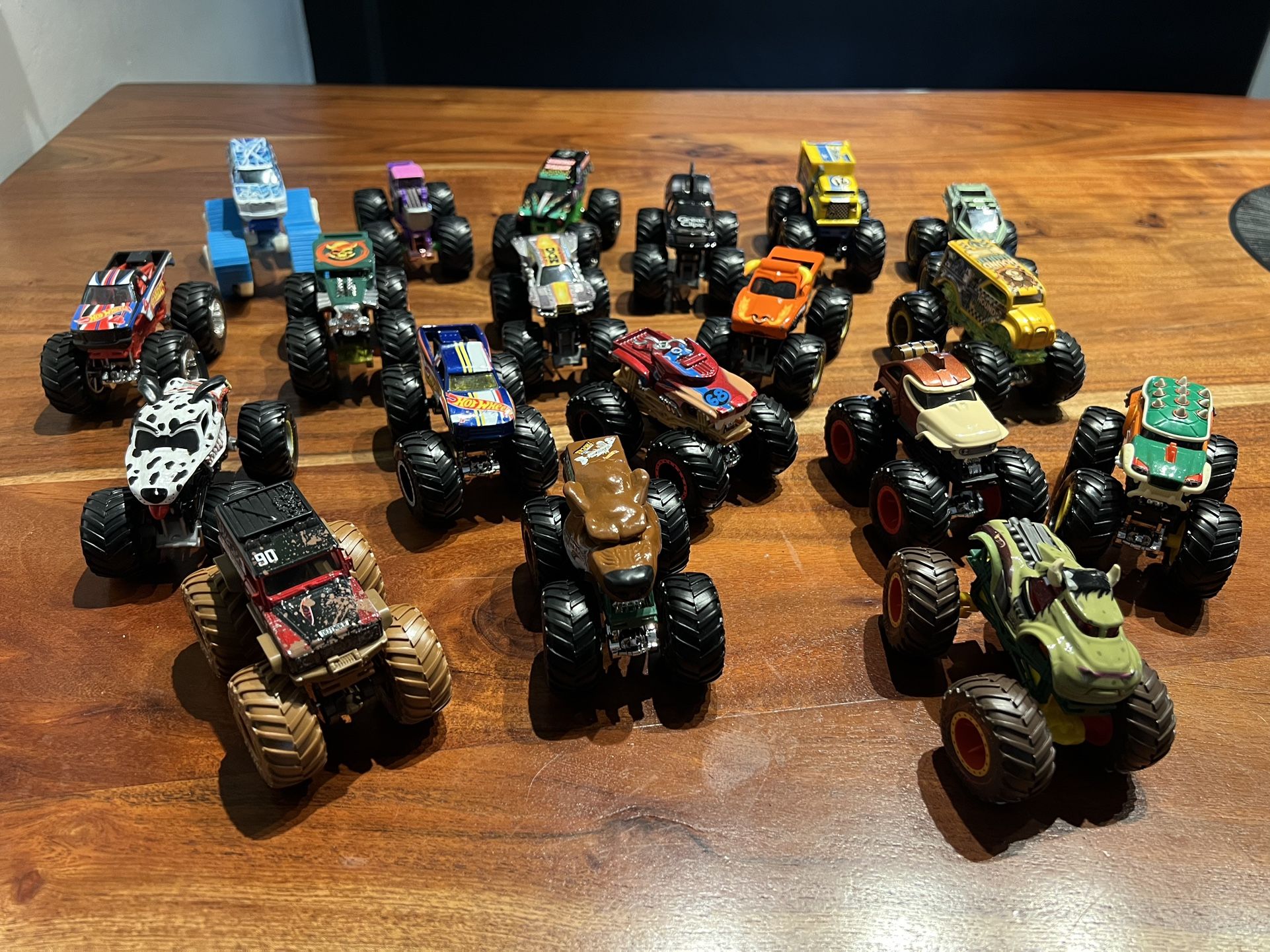 HOT WHEELS MONSTER TRUCKS 