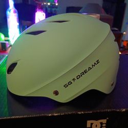 SG Dreams Adult Helmet w/LED Safety Light - NEW