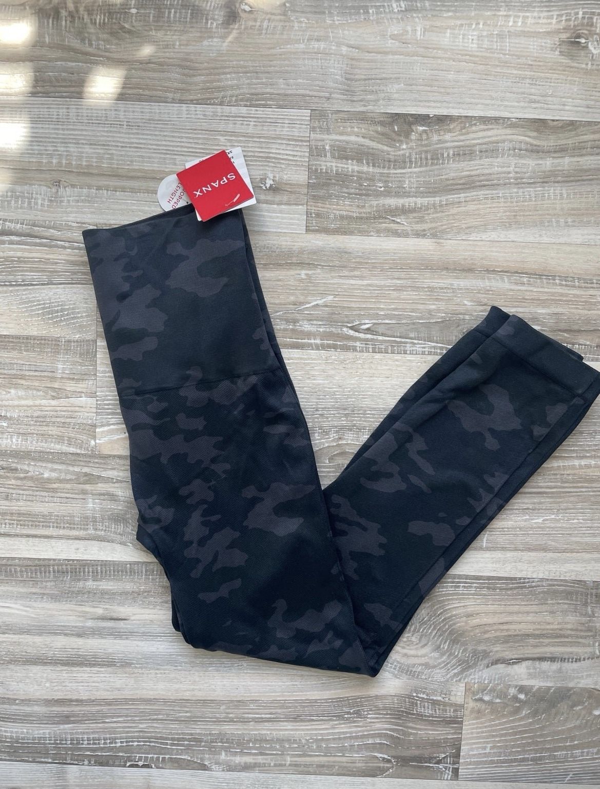 New Spanx Seamless Camo Cropped Leggings Size Medium Nylon