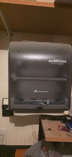 Paper towel dispenser
