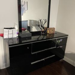 Dresser With Mirror And 2 Night stand 