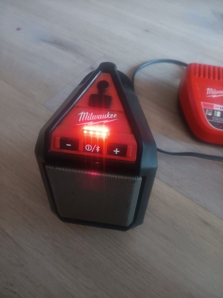 Milwakee 12v. Speaker.