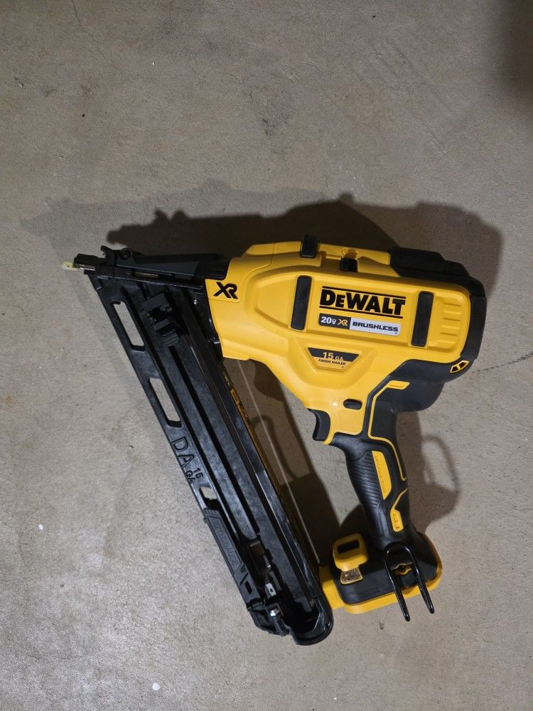 DEWALT
20V MAX XR Lithium-Ion Cordless 15-Gauge Angled Finish Nailer (Tool Only)