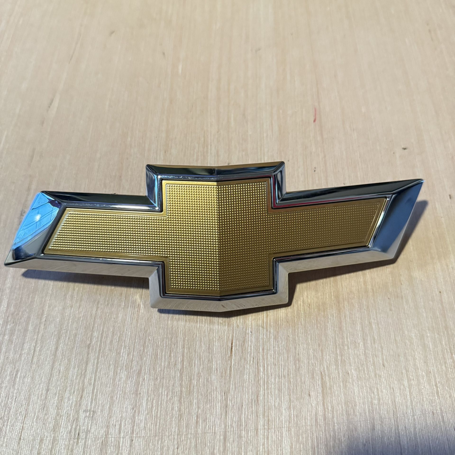 2018-2024 Chevrolet Equinox Front Grille Gold Bowtie Emblem OEM (contact info removed)1 Read!!  