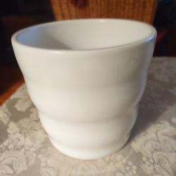 WHITE ROUND EMBOSSED RINGS FLOWER OR PLANT POT