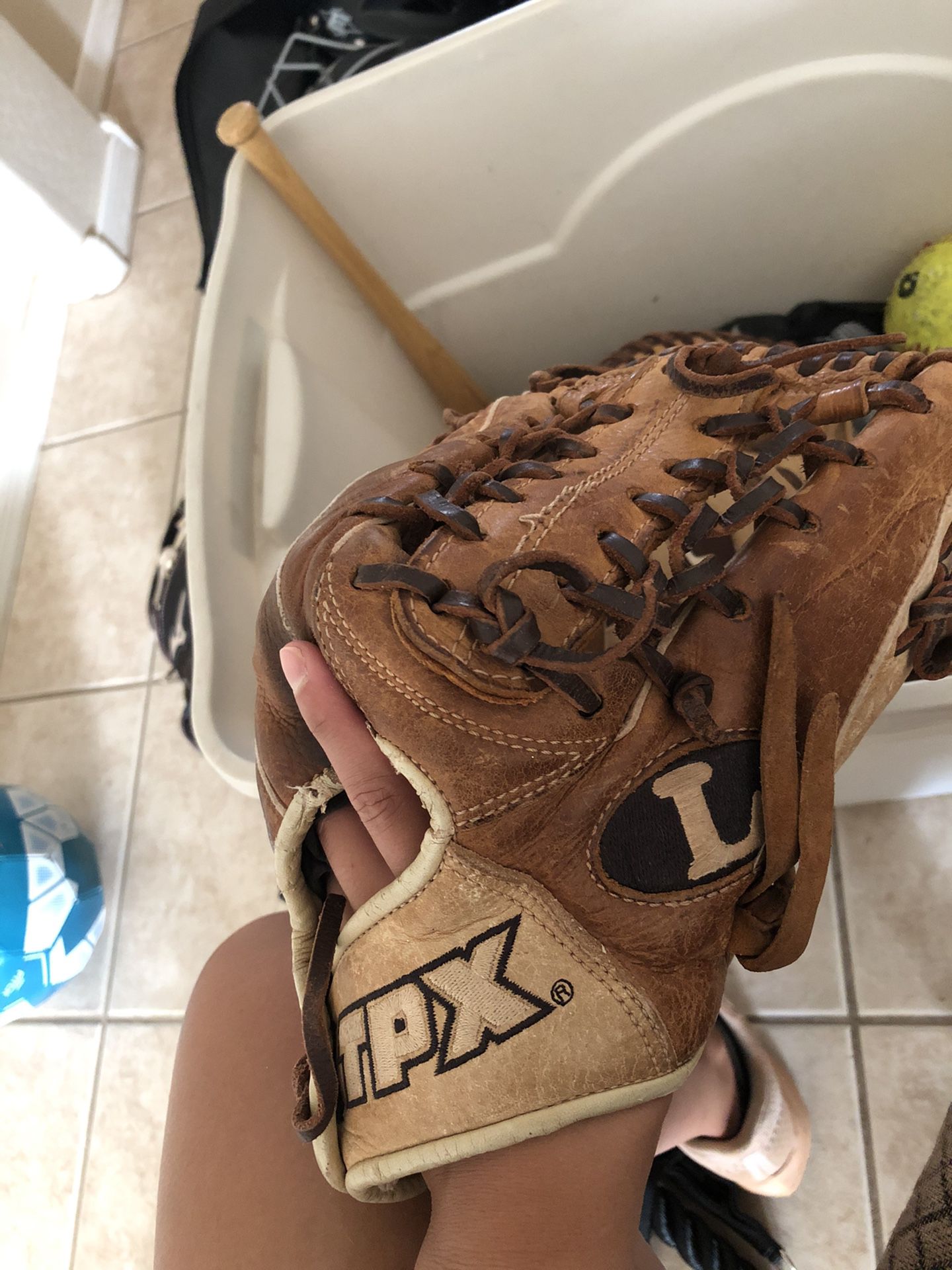 Louisville Slugger Omaha fielding glove. Baseball/Softball
