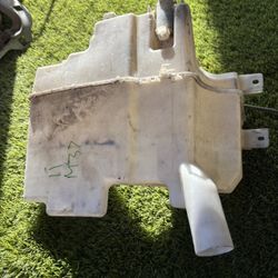 2011-2012 Infiniti M37 Windshield Washer Fluid Reservoir 
