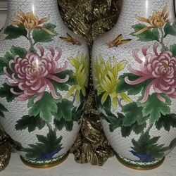 2 Very Elegant Gold Trimmed Vases With Flowers