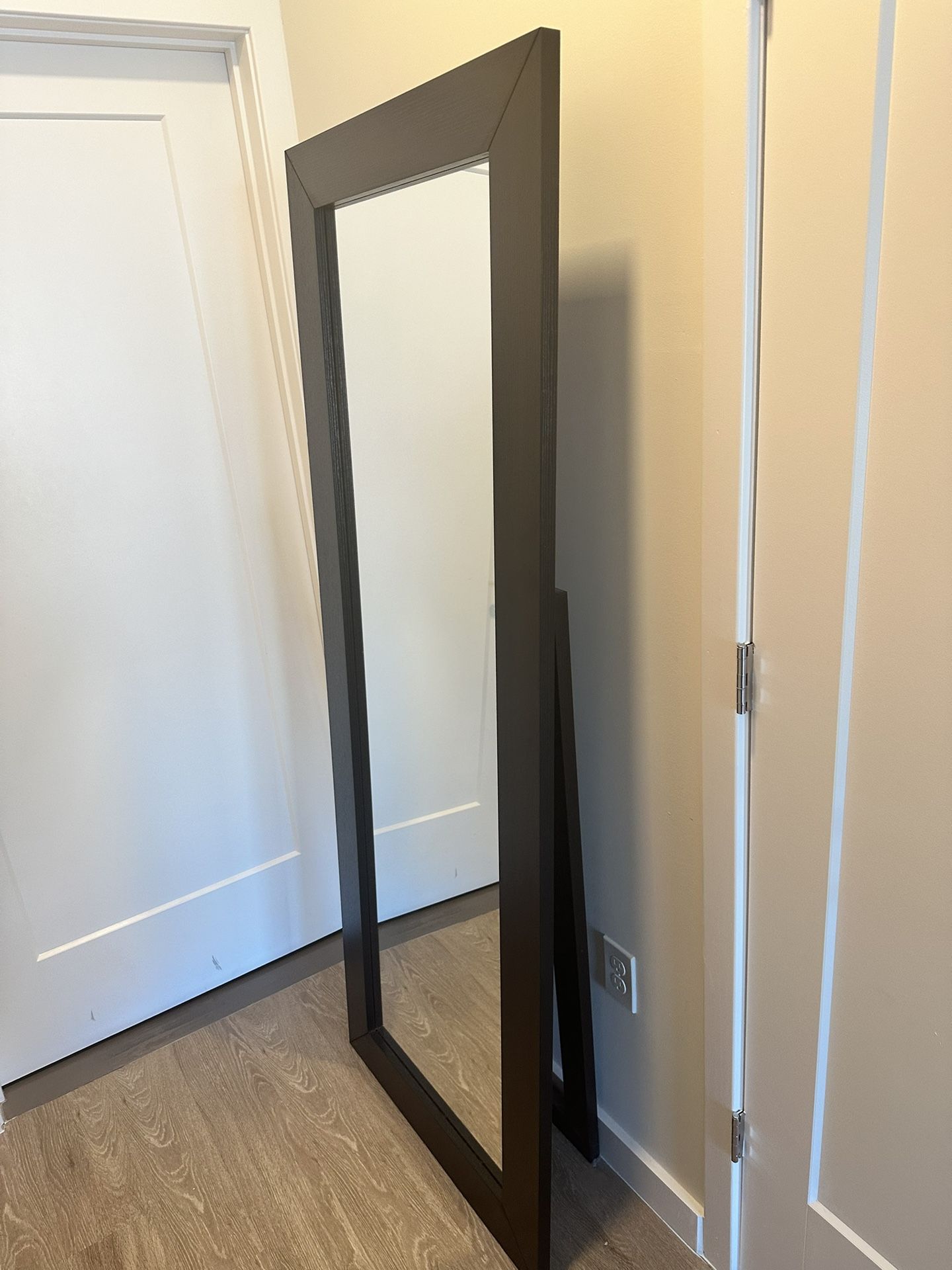 Standing mirror