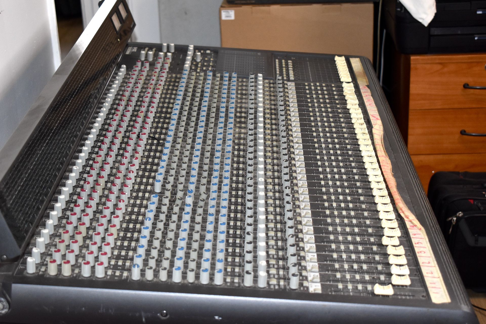 Mackie 32.8 sound mixing board make A Offer
