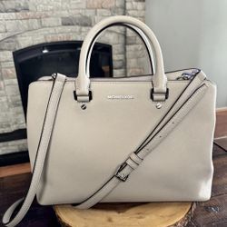 Michael Kors large Savannah Saffiano leather Satchel bag. Retail $368. Like new! Literally worn only a couple times. Excellent condition. Beautiful li