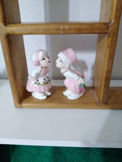 Vintage Napco Dutch Girl And Boy Kissing Figurines 