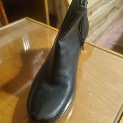 New Cute Ladies Black Leather Ankle Boots Zips Up On Side Size 7 Med 