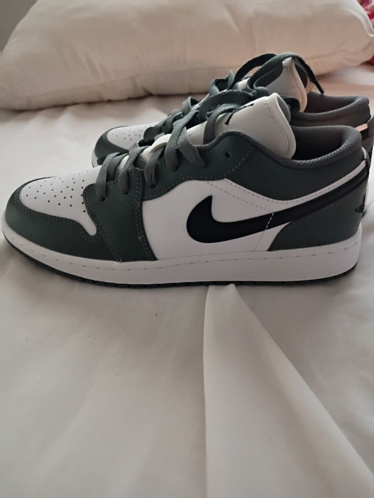 Nike Air Jordan 1 Low 6.5 Youth