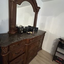 Dresser With Mirror Set