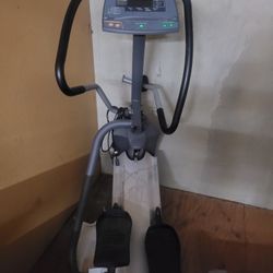 
The Precor EFX 524i Elliptical crosstrainer