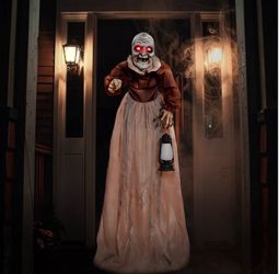 Old lady animatronic
