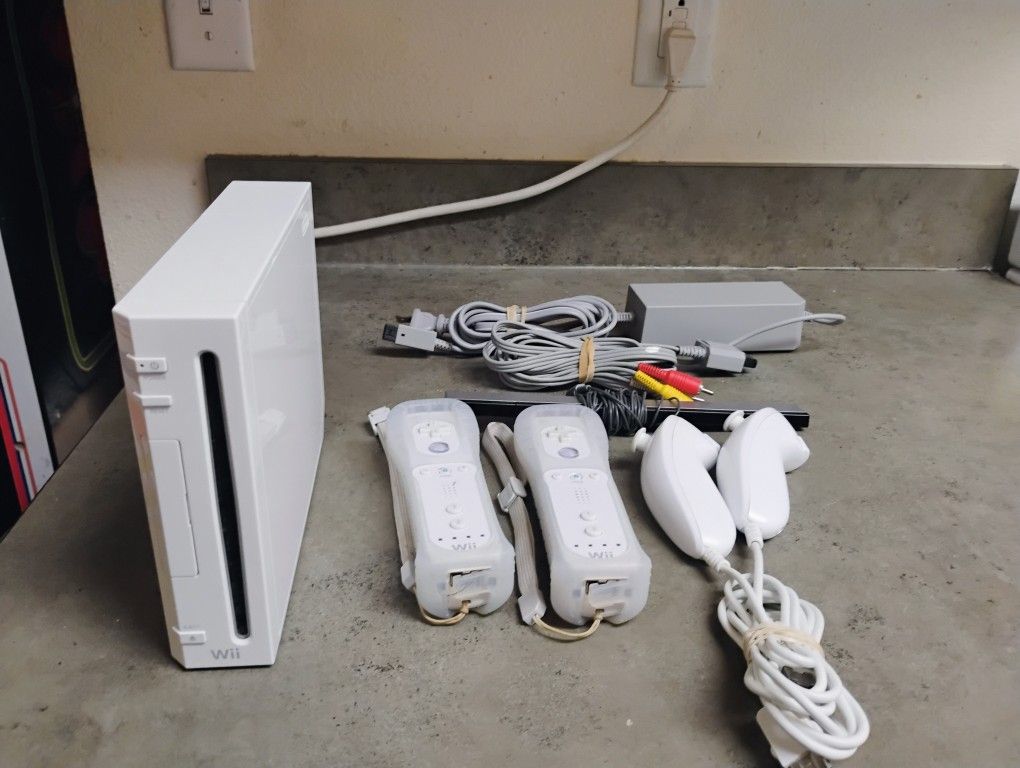 Nintendo Wii Console, W/2 Controllers, 2 Nunchucks, Cables, Tested, Working
