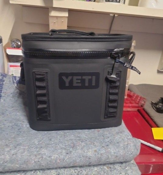Yeti Lunch Cooler Hopper Flip
