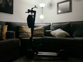 Electric folding scooter 19mph 20miles range (excellent condition)