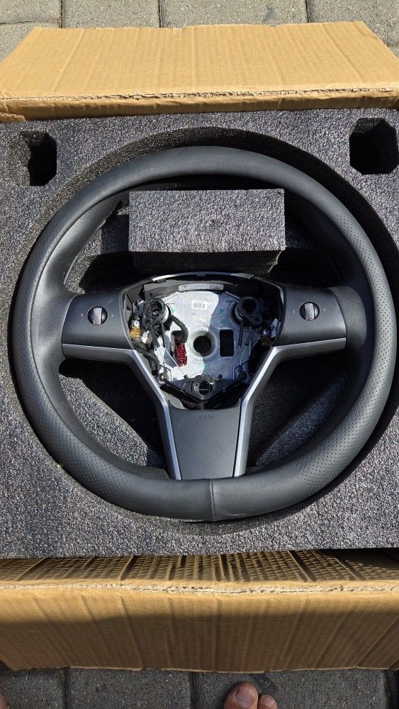 Tesla Model 3/Y Steering Wheel