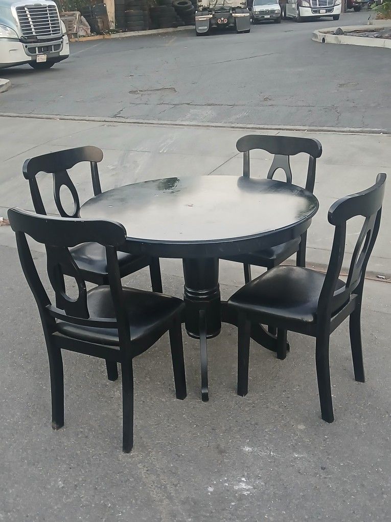 Table 4 Chairs Lightly  Used Fantastic Conditions 