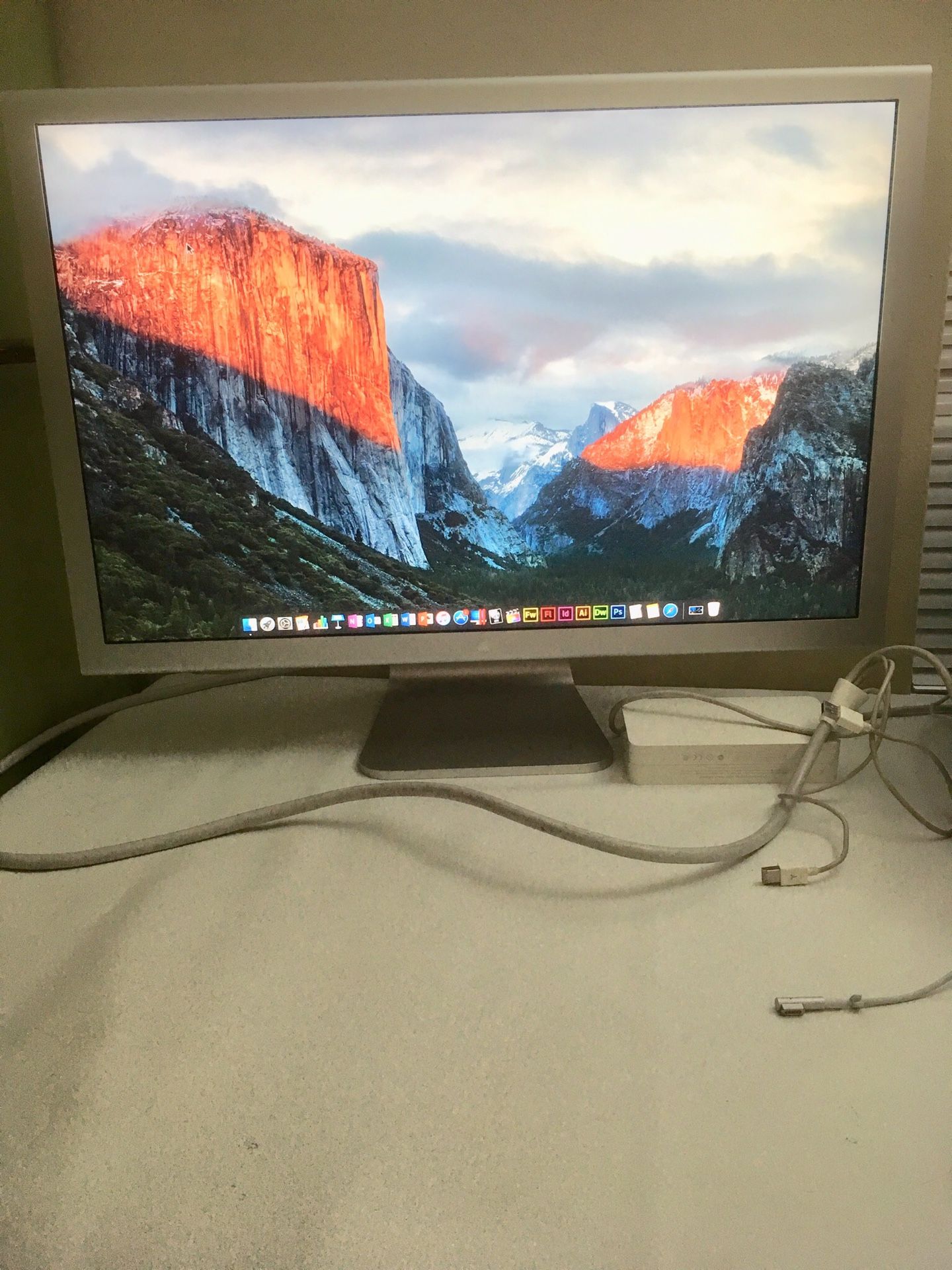 30" Apple Cinema Display // WORKS WELL // with all cords + POWER BRICK // Ready to USE // AntiGLARE // EXCELLENT