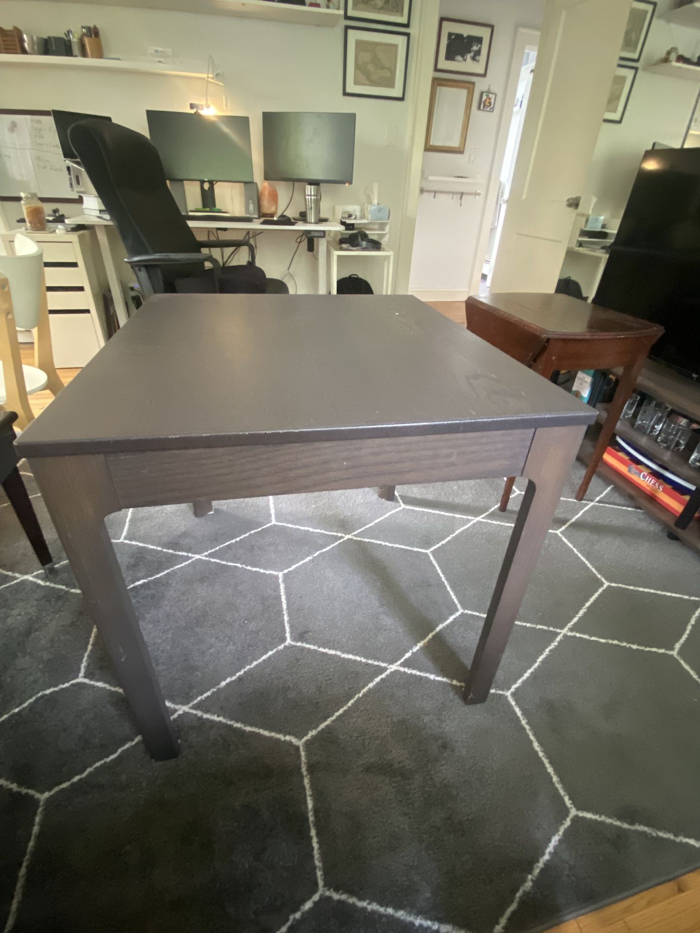 Expanding wooden dining table w/leaf