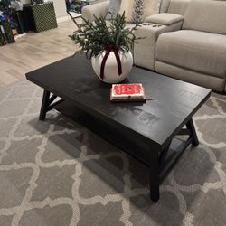 Black Coffee Table. Used, in good condition. 

47"L x 24"W x 18"H

Decor Not Included 

$85