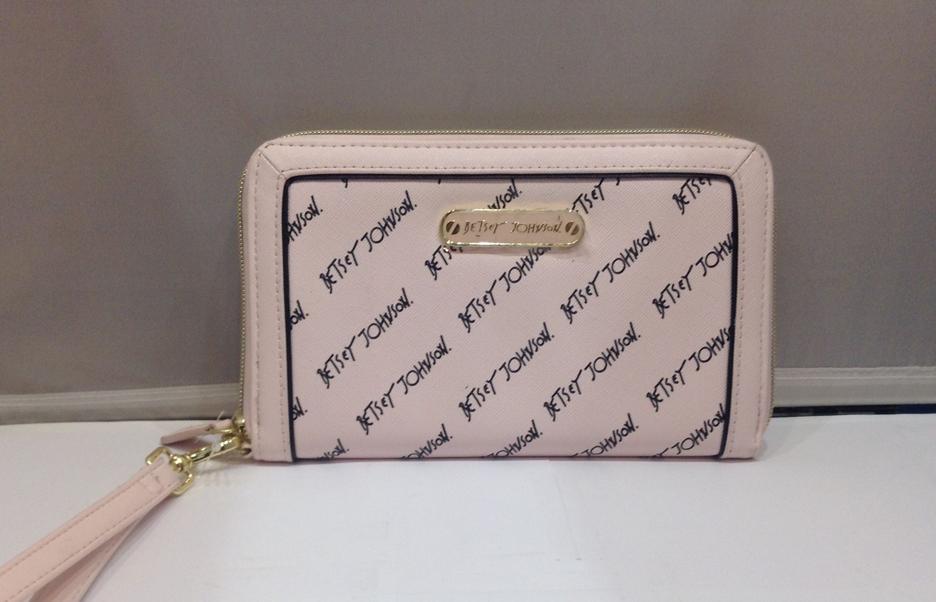 New Betsy Johnson Logo Wristlet (Phl033722)