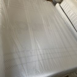 Purple plus mattress Brand New  King/cali king $650 ❌ $750with box spring   Queen size $550 ❌ $610with box spring   Full size $500 ❌ $560 with box spr