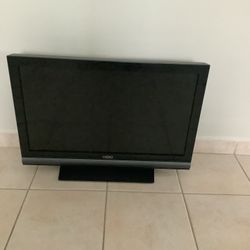 * VIZIO * 32” HIGH DEFINITION HDMI TV WITH STAND AND HDMI CABLE . EXCELLENT CONDITION . LIKE NEW . MUST SEE TO APPRECIATE . 