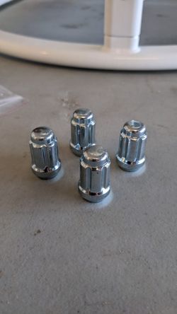 New Set Of 4 Chrome Lugnuts  12-1.5RH