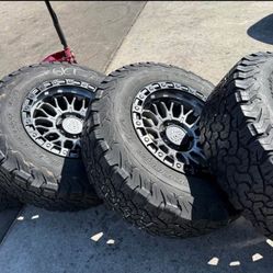 Vendo Un Set De Rines Nuevos Con Llantas BFgoodrich En Muy Buenas Condiciones De Vida Las 4 📲🤩✅