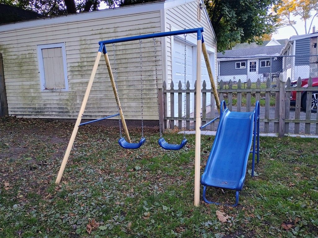 Small Backyard Swing set 