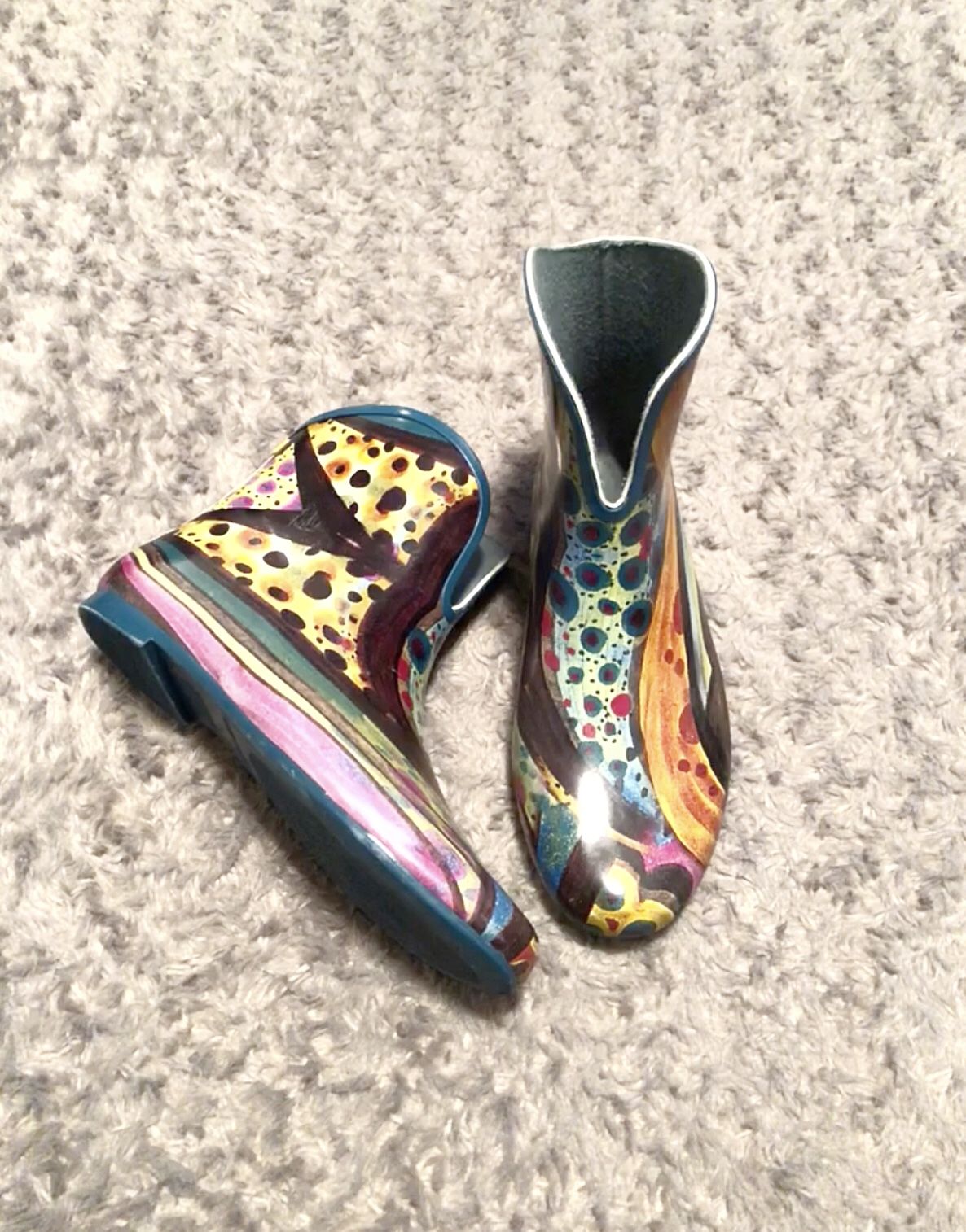 Women’s vintage artsy modern rain boots size 7. The rain boots are in amazing condition.